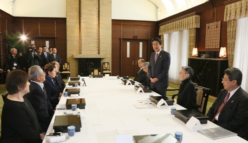 安倍总理在总理大臣公邸举行了与北方领土原岛民们的恳谈会。
