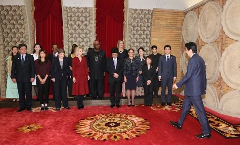 安倍总理在总理大臣公邸邀请国际女性会议WAW！（WAW! 2016）演讲者等举行了晚餐会。