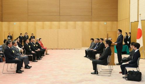 安倍总理在总理大臣官邸出席了“女性绽放光彩先进企业表彰仪式”。