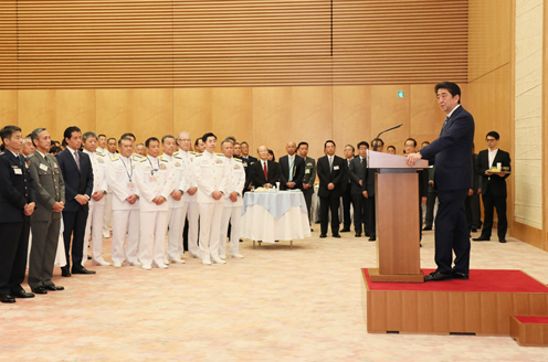 安倍总理在总理大臣官邸举行了由总理主办的自卫队高级干部集会联谊会。
