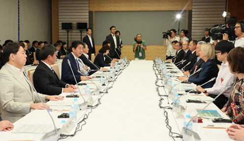 安倍总理在总理大臣官邸召开了第1次人生100年时代构想会议。