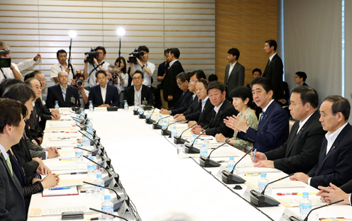 安倍总理在总理大臣官邸出席了第20次规制改革推进会议。