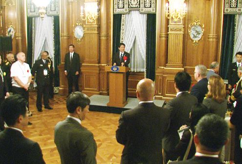 安倍总理出席了在迎宾馆赤坂离宫举行的世界海上安保机构长官级会议相关欢迎仪式。