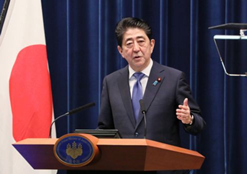 安倍总理在总理大臣官邸举行了记者招待会。