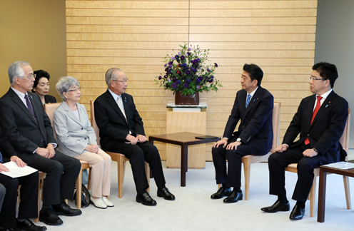 安倍总理在总理大臣官邸与被北朝鲜绑架受害者家属等见了面。