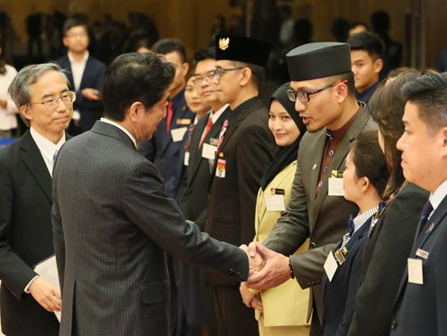 安倍总理在总理大臣官邸接受了参加“东南亚青年之船”青年代表等的拜访。