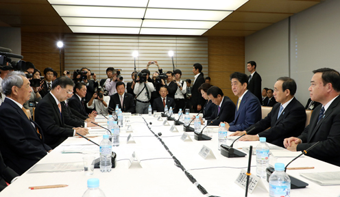 安倍总理在总理大臣官邸出席了2017年度第2次中央与地方协商会议。