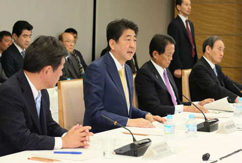 安倍总理在总理大臣官邸召开了2017年第14次经济财政咨询会议。