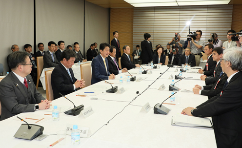 安倍总理在总理大臣官邸召开了2017年第14次经济财政咨询会议。