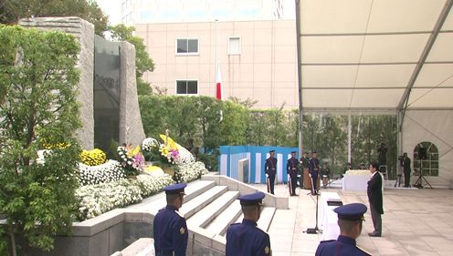 安倍总理出席了在防卫省举行的2017年度自卫队殉职队员追悼仪式。