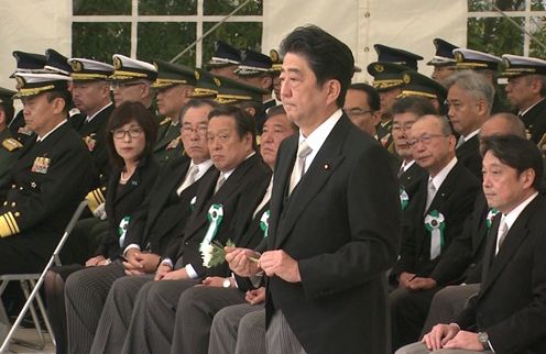 安倍总理出席了在防卫省举行的2017年度自卫队殉职队员追悼仪式。