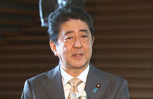 举行记者会的安倍总理