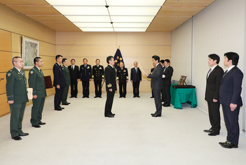 安倍总理在总理大臣官邸出席了自卫队纪念日・内阁总理大臣表彰仪式。