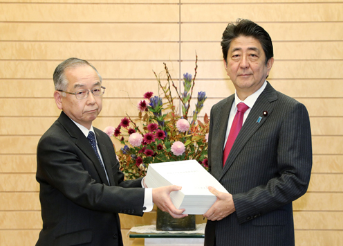 安倍总理在总理大臣官邸接受了日本会计检查院院长河户光彦递交的2016年度决算检查报告。