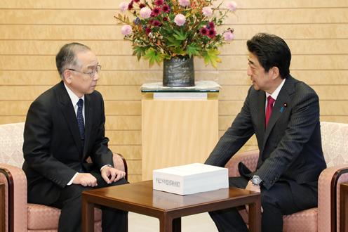 安倍总理在总理大臣官邸接受了日本会计检查院院长河户光彦递交的2016年度决算检查报告。