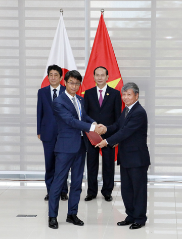 安倍总理与越南国家主席陈大光见证文件交换仪式3