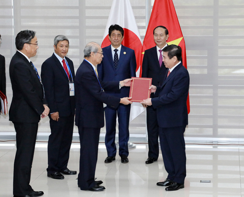 安倍总理与越南国家主席陈大光见证文件交换仪式4