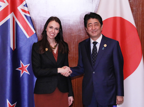 安倍总理与新西兰总理阿德恩握手