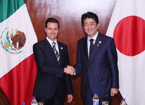 安倍总理与墨西哥总统涅托握手
