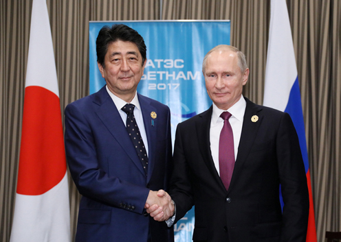 安倍总理与俄罗斯总统普京握手