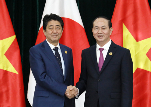 安倍总理与越南国家主席陈大光握手