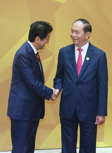 安倍总理受到越南国家主席陈大光的迎接（公关摄影）
