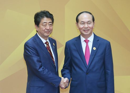 安倍总理受到越南国家主席陈大光的迎接（公关摄影）2