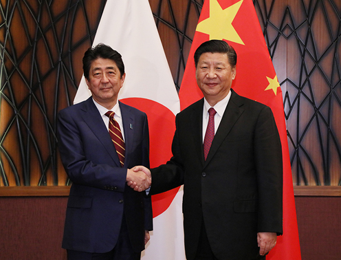 安倍总理与中国国家主席习近平握手