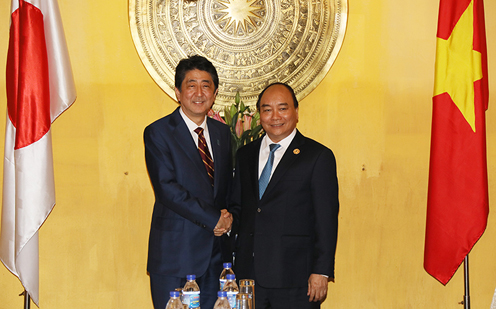 安倍总理与越南总理阮春福握手