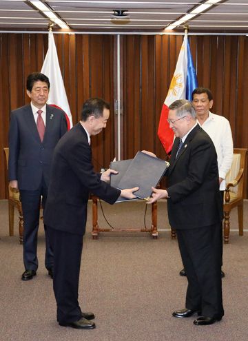 安倍总理与菲律宾总统杜特尔特见证交换签名文件2