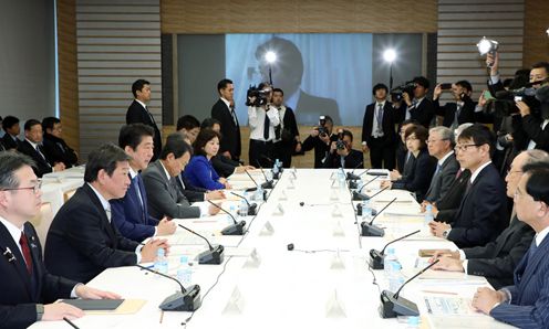 安倍总理在总理大臣官邸召开了第12次未来投资会议。