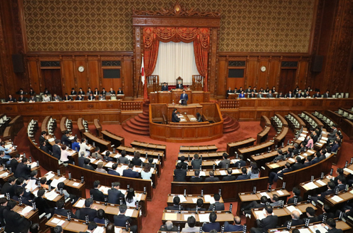 安倍总理在众议院全体会议及参议院全体会议上发表了第195届国会所信表明演说。