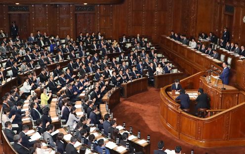 安倍总理在众议院全体会议及参议院全体会议上发表了第195届国会所信表明演说。
