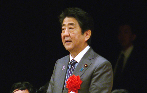 在天皇和皇后两位陛下的莅临之下，安倍总理出席了在东京都内举行的地方自治法施行70周年纪念典礼。