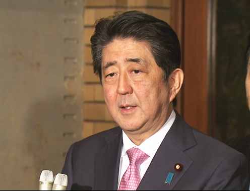 举行记者会的安倍总理