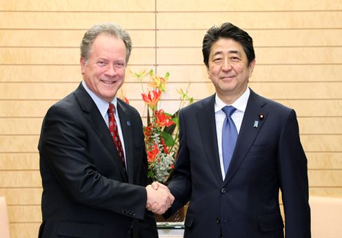 安倍总理在总理大臣官邸接受了联合国世界粮食计划署（WFP）执行干事戴维·比斯利的拜会。