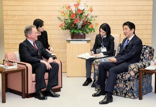 安倍总理在总理大臣官邸接受了联合国世界粮食计划署（WFP）执行干事戴维·比斯利的拜会。