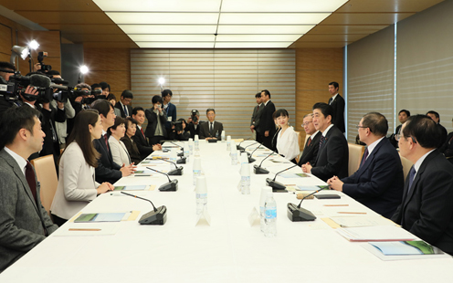 安倍总理在总理大臣官邸出席了故乡建设实践活动小组（第2次会议）。