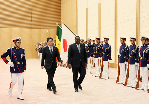 安倍总理在总理大臣官邸与塞内加尔共和国总统马基·萨勒举行了首脑会谈等。