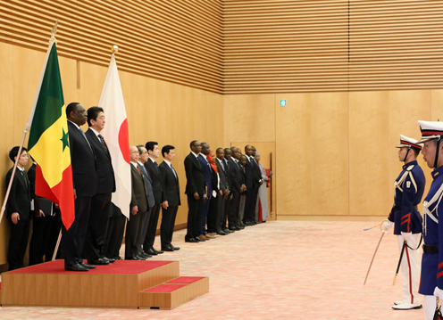 安倍总理在总理大臣官邸与塞内加尔共和国总统马基·萨勒举行了首脑会谈等。