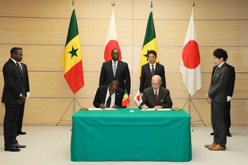 安倍总理在总理大臣官邸与塞内加尔共和国总统马基·萨勒举行了首脑会谈等。