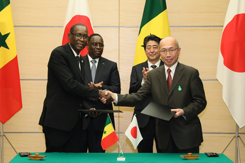 安倍总理在总理大臣官邸与塞内加尔共和国总统马基·萨勒举行了首脑会谈等。