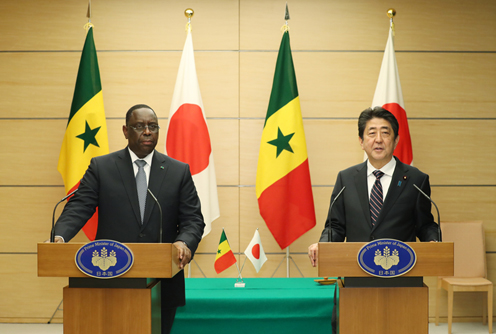 安倍总理在总理大臣官邸与塞内加尔共和国总统马基·萨勒举行了首脑会谈等。