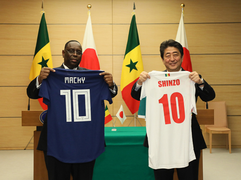 安倍总理在总理大臣官邸与塞内加尔共和国总统马基·萨勒举行了首脑会谈等。