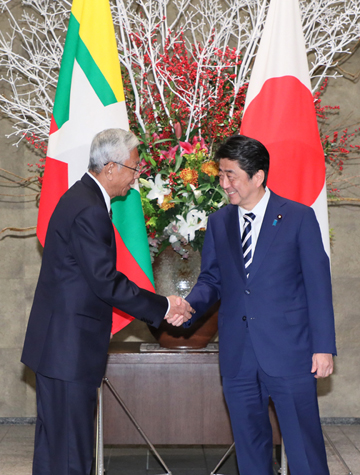 安倍总理在总理大臣官邸与缅甸联邦共和国总统吴廷觉举行了首脑会谈等。