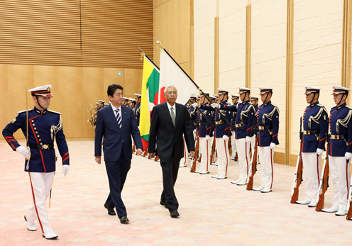 安倍总理在总理大臣官邸与缅甸联邦共和国总统吴廷觉举行了首脑会谈等。