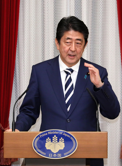 安倍总理在总理大臣官邸与缅甸联邦共和国总统吴廷觉举行了首脑会谈等。