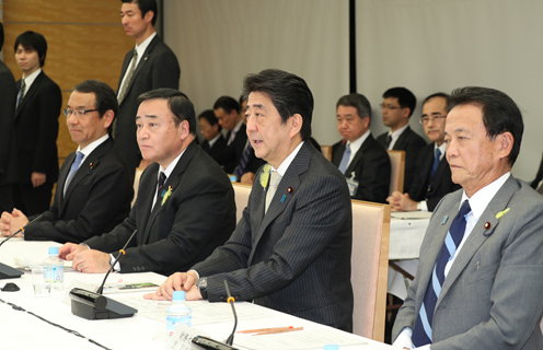 安倍总理在总理大臣官邸召开了第32次国家战略特别区域咨询会议。