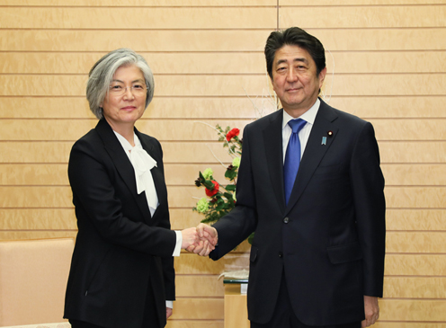 安倍总理在总理大臣官邸接受了大韩民国外交部长康京和的拜会。