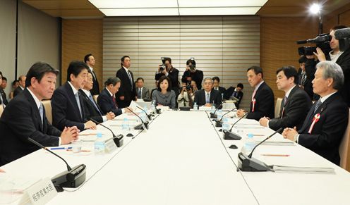 安倍总理在总理大臣官邸召开了2017年第17次经济财政咨询会议。